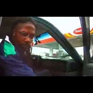 Criminal Pulls Gun On Cop During Footchase - YouTube