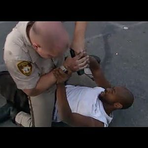 Las Vegas POLICE Officer Uses JIU-JITSU to Control Larger Suspect (Gracie Breakdown) - YouTube