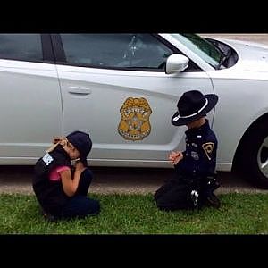 Children Kneel In Prayer For Their Police Officer Dad To Return Home Safely - YouTube