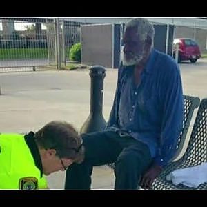 Police Caught Cleaning Homeless Man’s Feet - YouTube