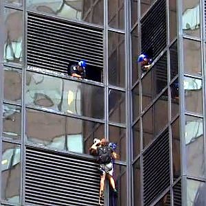 Man climbing Trump Tower in New York with suction cups. Aug 10, 2016. Police Capture moment. - YouTube