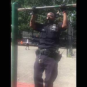 Police Officer Participates In "Pull-up Park Jam" In Uniform - YouTube