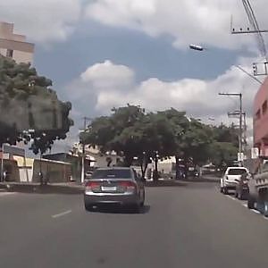 ★ Brazilian Police Chase Ends in Crash of Stolen Honda Civic ★ - YouTube