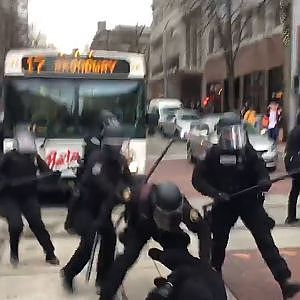 GRAPHIC LANGUAGE WARNING: Police move in on protesters in downtown Portland - YouTube