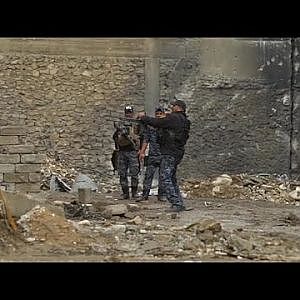 ISIS holding off Iraqi forces in brutal fight for west Mosul - YouTube
